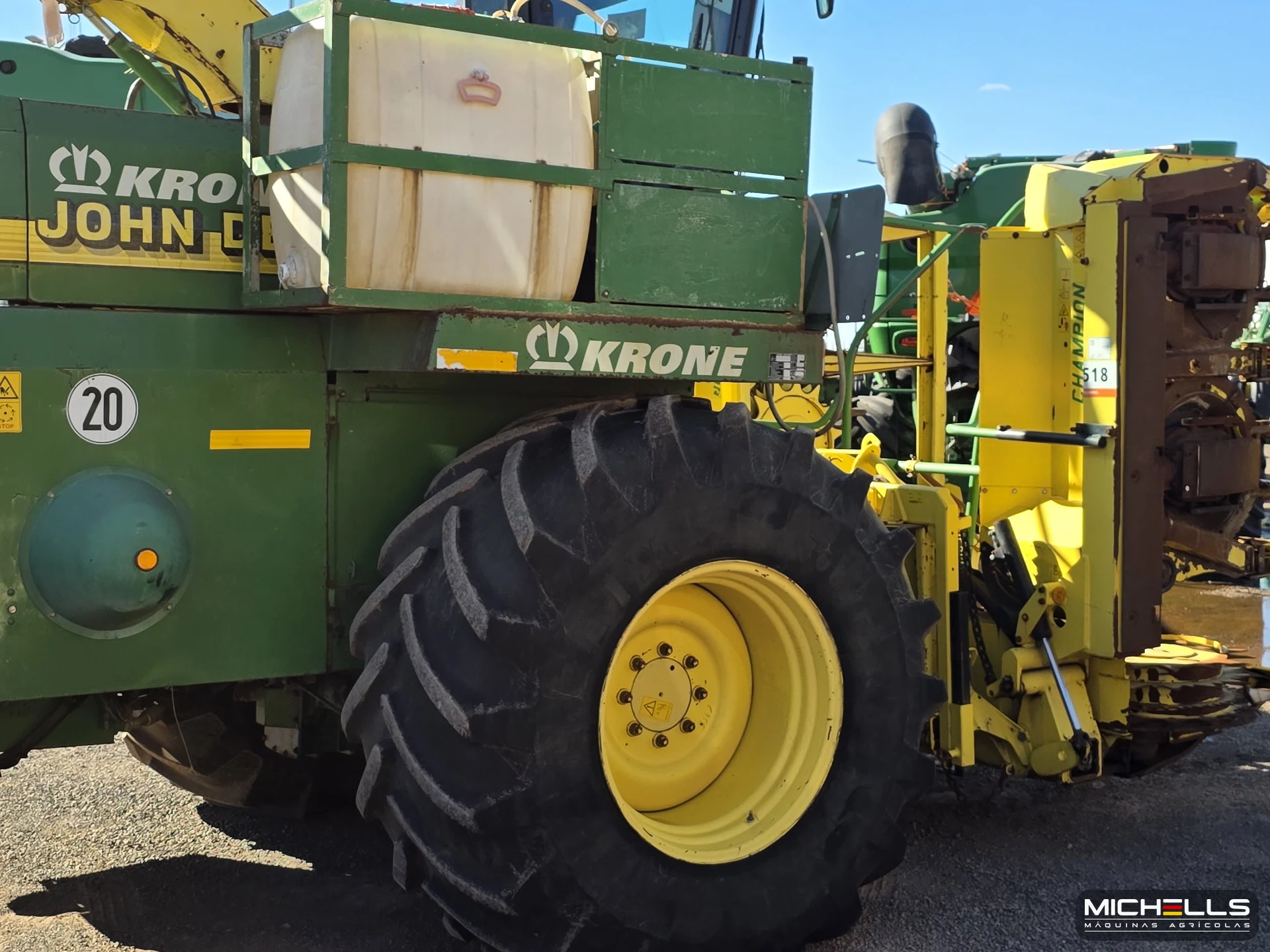 John Deere 6950 Série 6050 2001 verde — foto