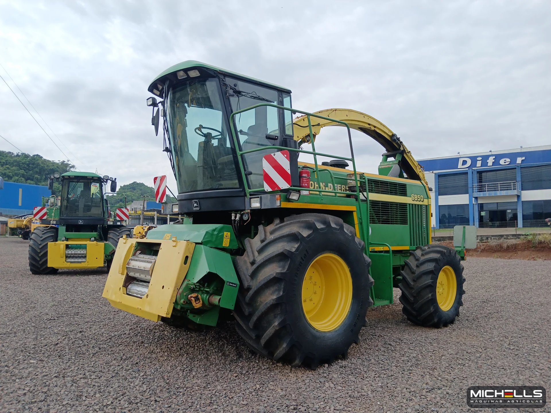 John Deere 6850 6050 PowerTech 2000 verde — foto