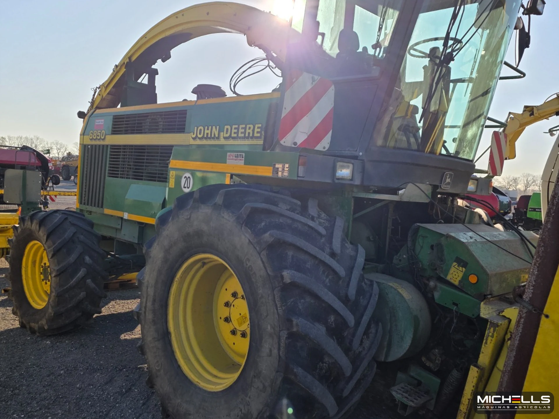 John Deere 6850 2000 verde — foto